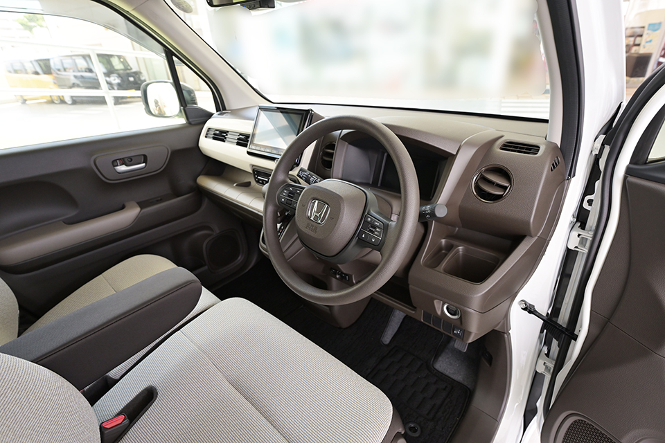 HONDA N-WGNの運転席まわり